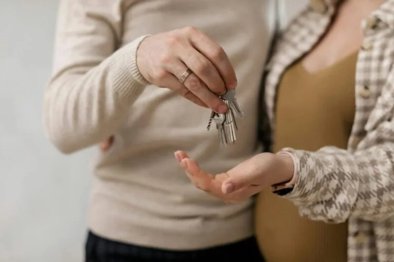 Pareja joven feliz con llaves de su nueva casa
