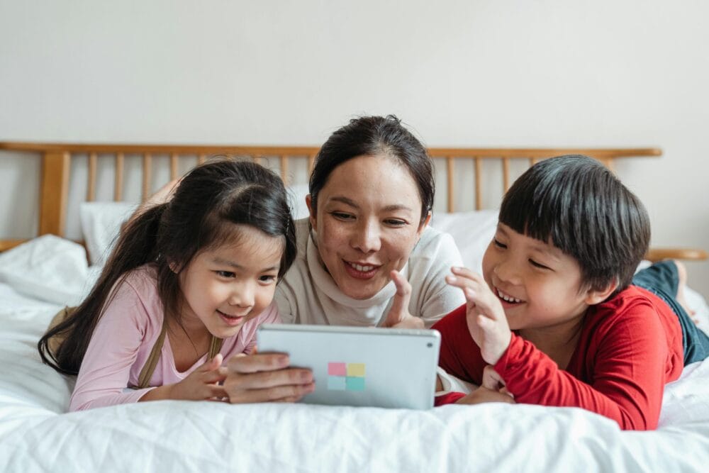 Una imagen que muestre a una familia disfrutando de la tecnología juntos de manera positiva y segura