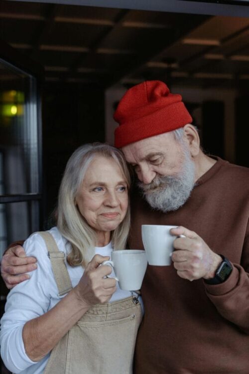 Pareja feliz sonriendo, disfrutando de tiempo juntos. Consejos para parejas.