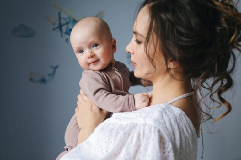 Conexión, amor, seguridad, vínculo entre padres/cuidadores e hijos (bebés . Debe ser una imagen cálida, atractiva y que transmita la esencia del apego seguro.
