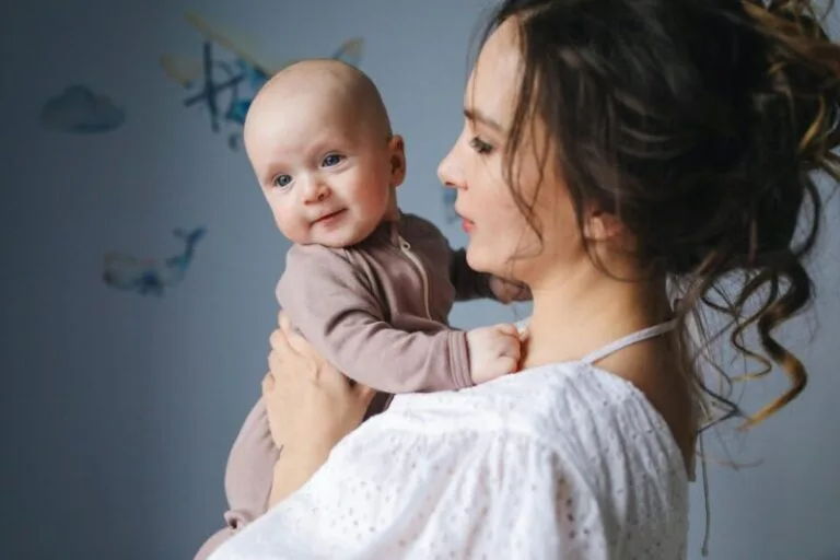 Conexión, amor, seguridad, vínculo entre padres/cuidadores e hijos (bebés . Debe ser una imagen cálida, atractiva y que transmita la esencia del apego seguro.