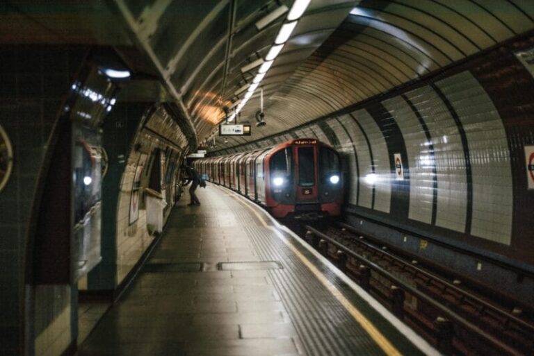 tren acercándose en túnel de metro, ahorro en transporte público