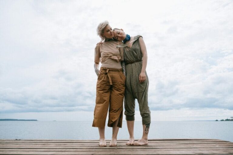 Una pareja sonriendo y hablando, mirándose a los ojos. la imagen debe transmitir calidez, conexión y confianza
