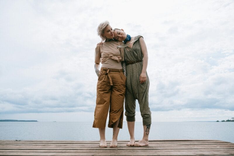 Una pareja sonriendo y hablando, mirándose a los ojos. la imagen debe transmitir calidez, conexión y confianza