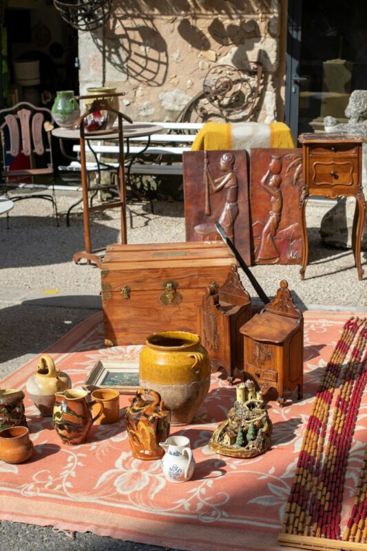 Cofre de madera antiguo, símbolo de la superación de miedos en familia